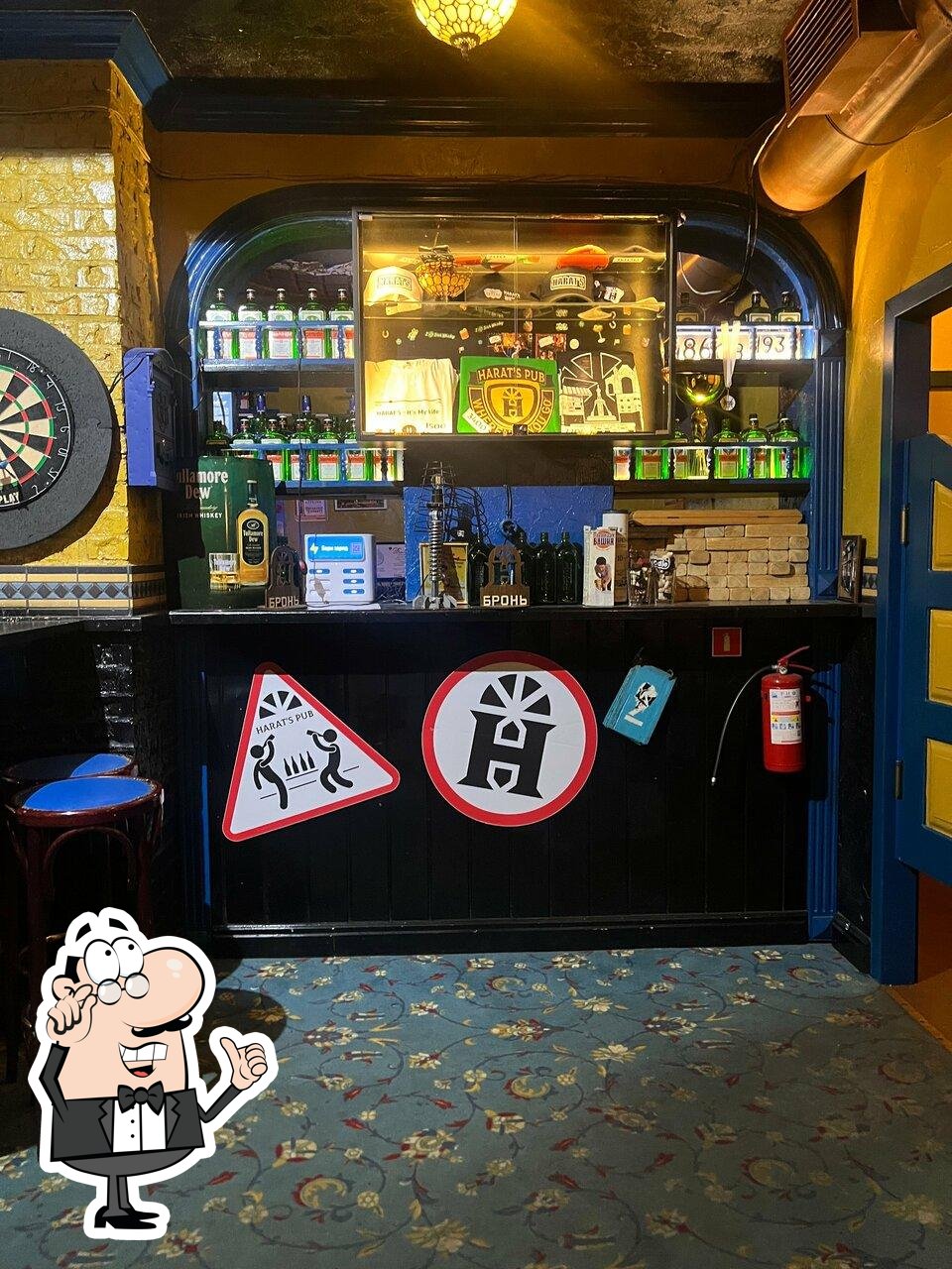 Посмотрите на внутренний интерьер "Harat's Pub Platanova".