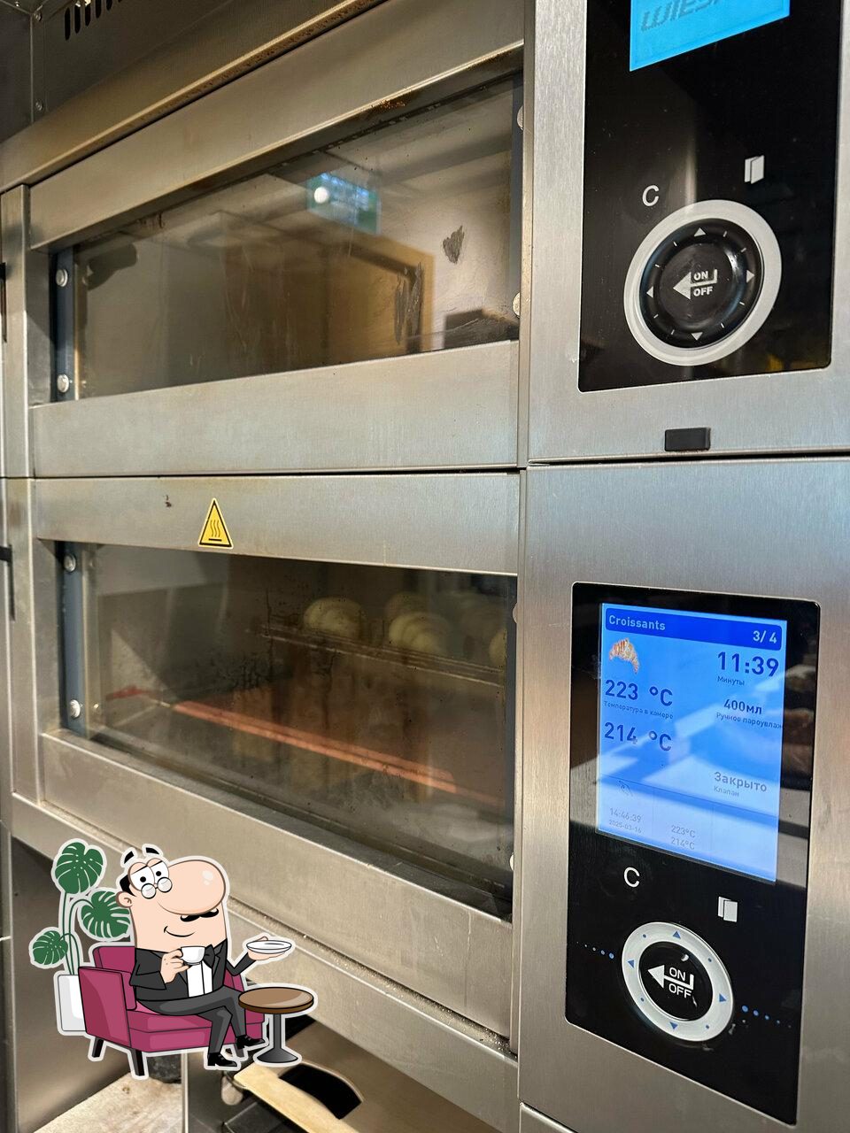 Посмотрите на внутренний интерьер "6am Bread Kitchen".