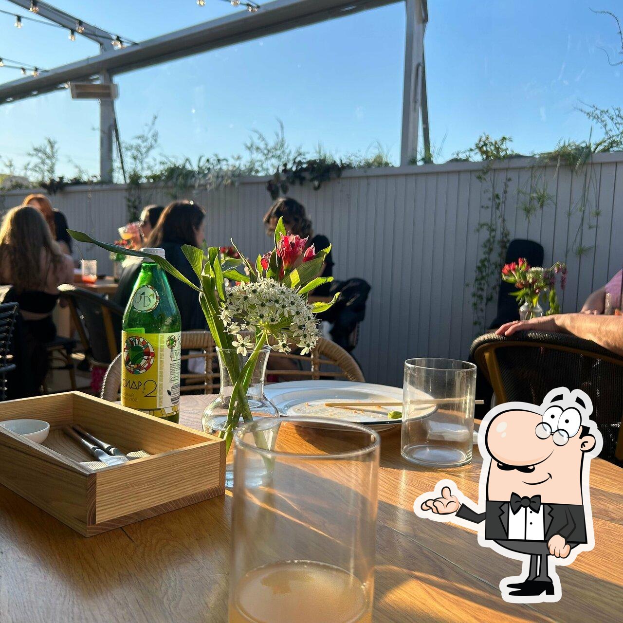 Забронируйте столик в "Jungle Garden cafe".