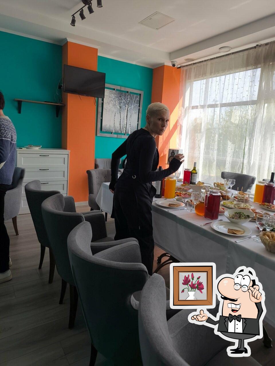 Забронируйте столик в "Чайхауз".