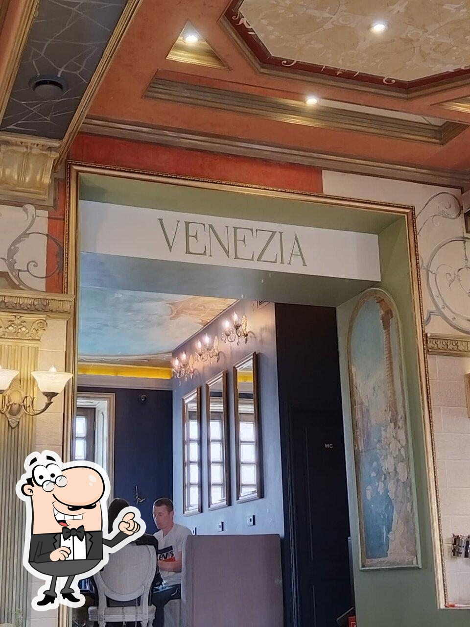 Забронируйте столик в "Venezia".