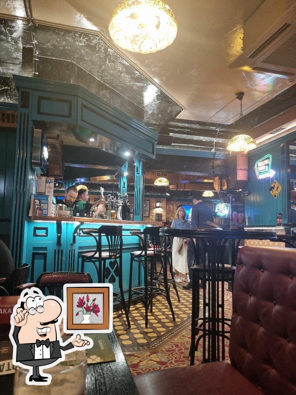 Посмотрите на внутренний интерьер "Harat’s pub".