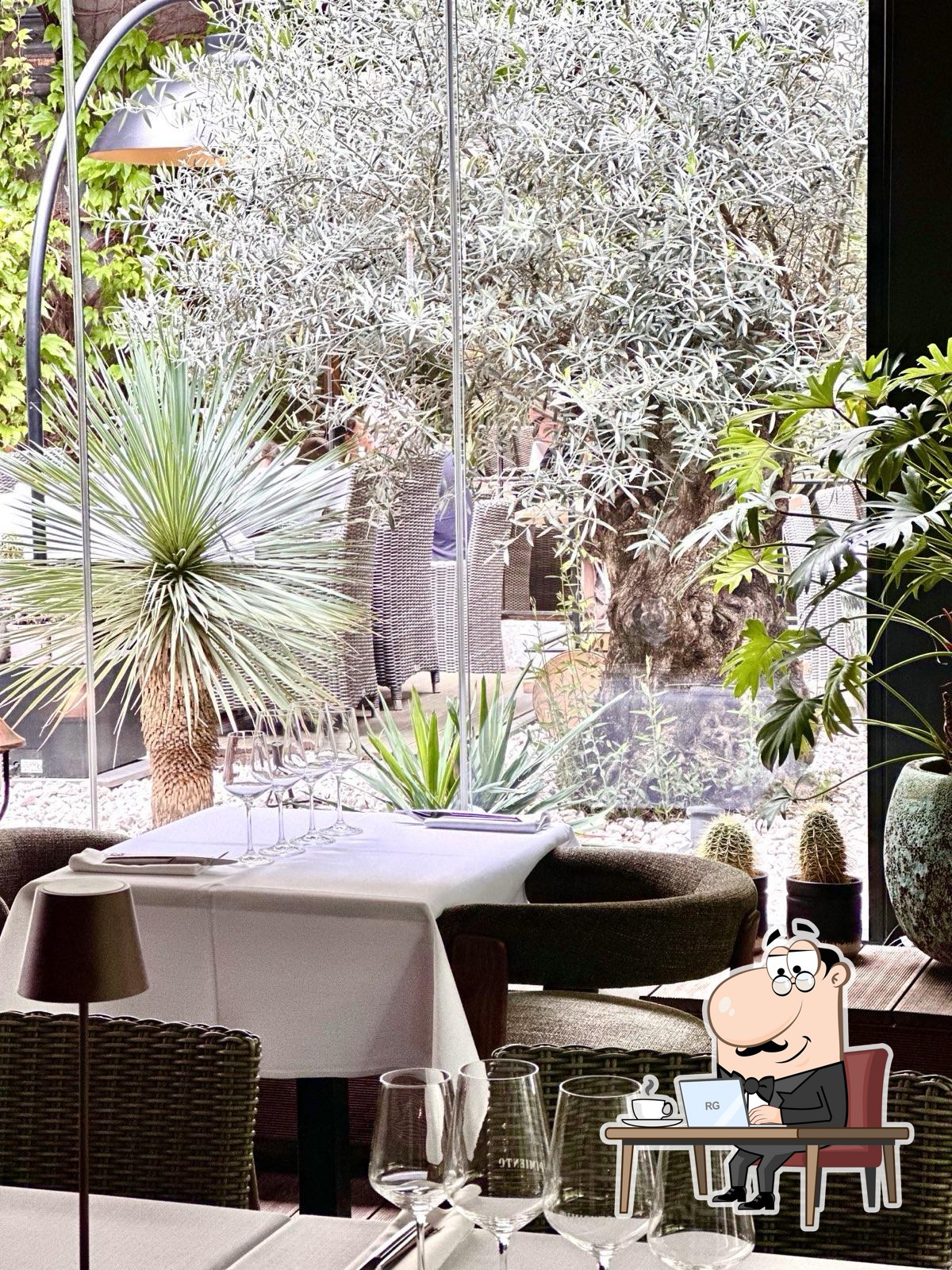 Интерьер "Pimiento Argentino Grill".