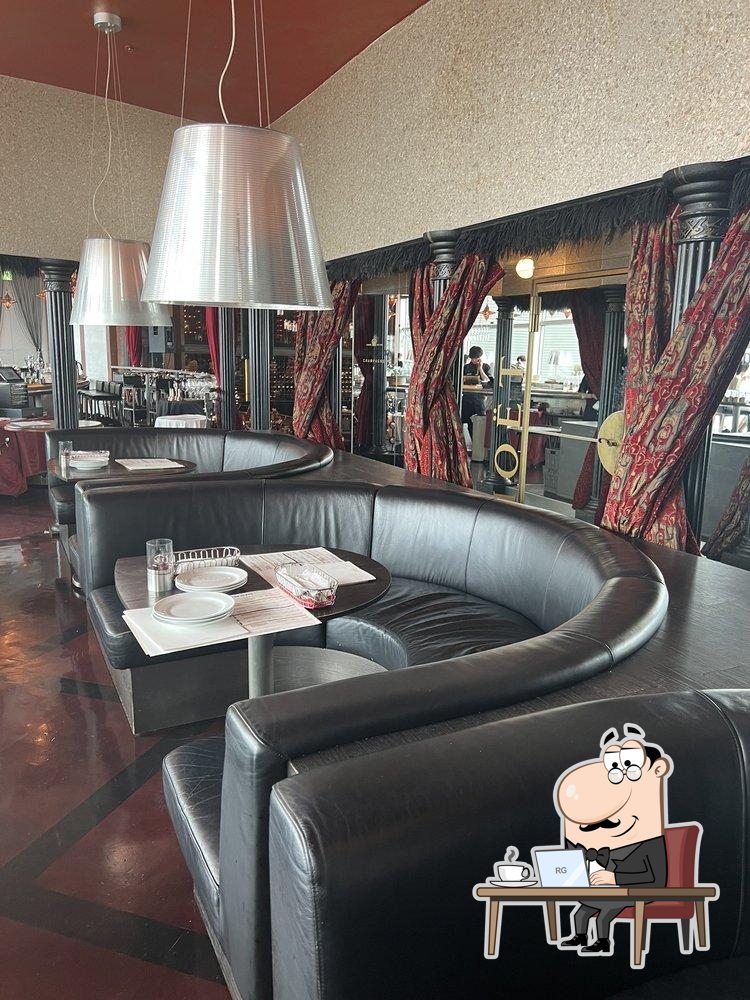 Посмотрите на внутренний интерьер "Cafe Legato".