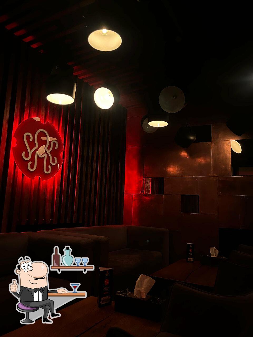 Посмотрите на внутренний интерьер "HookahPlace by Smokkin".