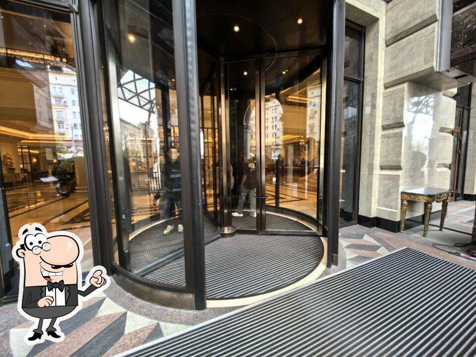 Посмотрите на внутренний интерьер "The Carlton Lounge & Bar".