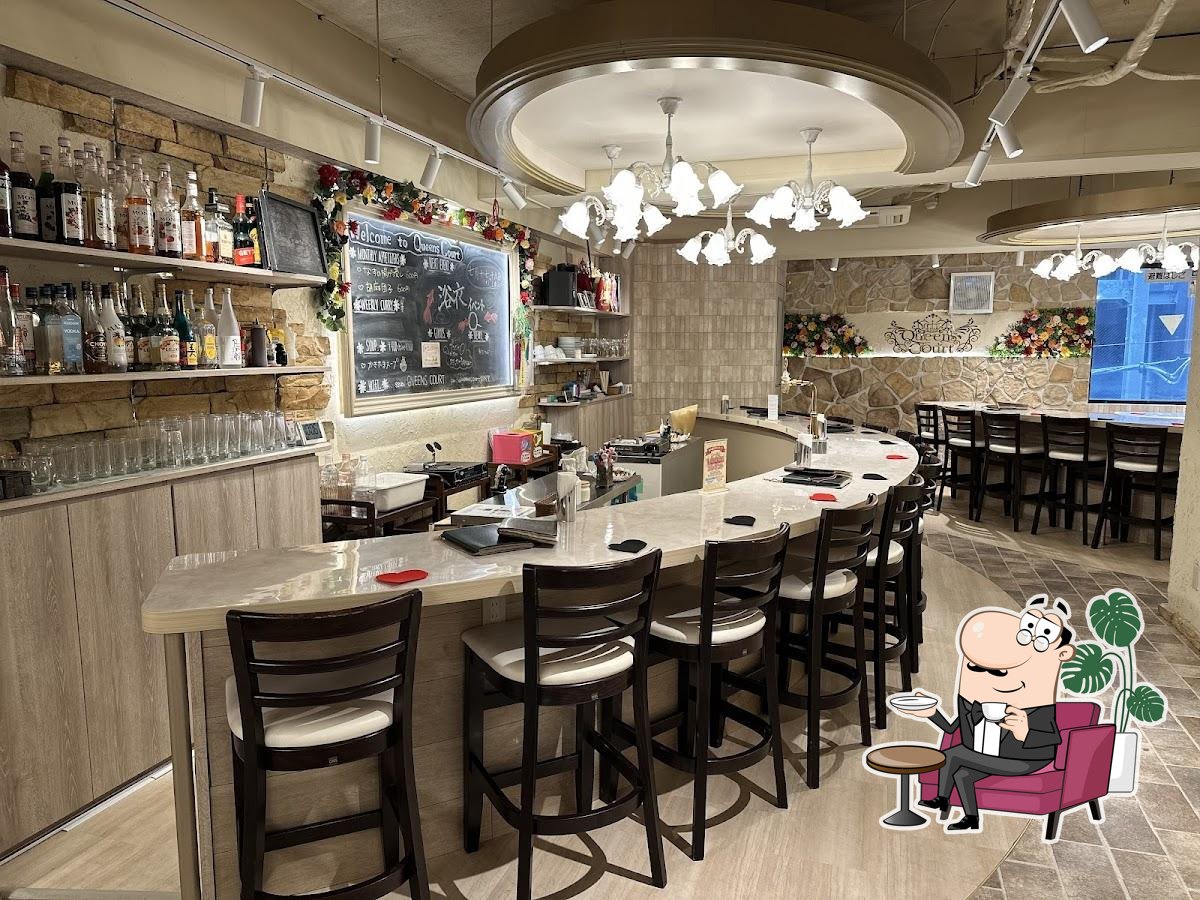 Забронируйте столик в "Queens Court Akihabara Maid cafe".