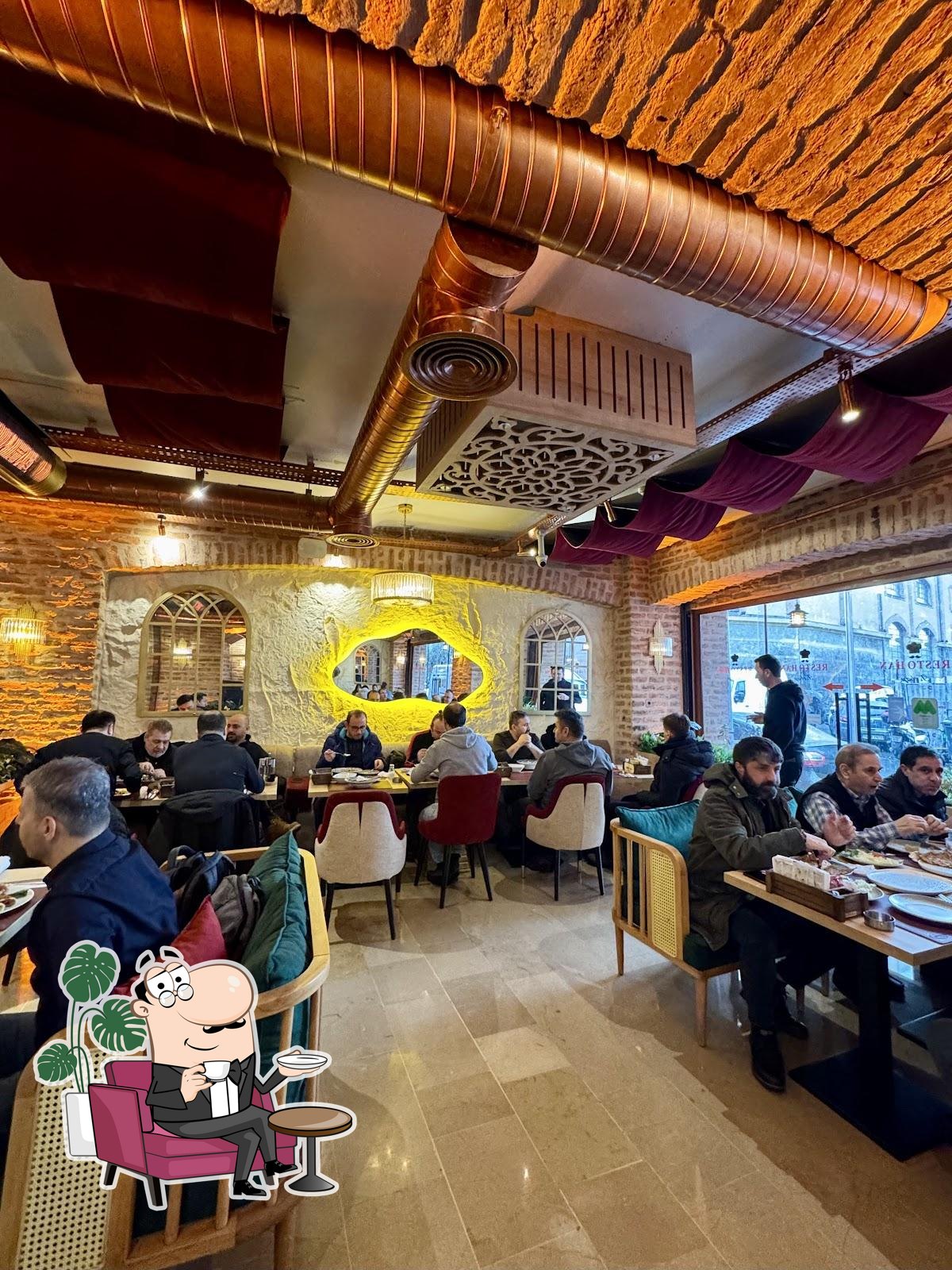 Посмотрите на внутренний интерьер "Restohan Kebap Bomonti".