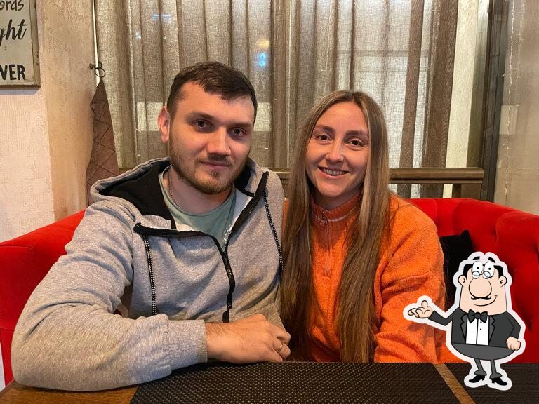 Забронируйте столик в "Сплетни".