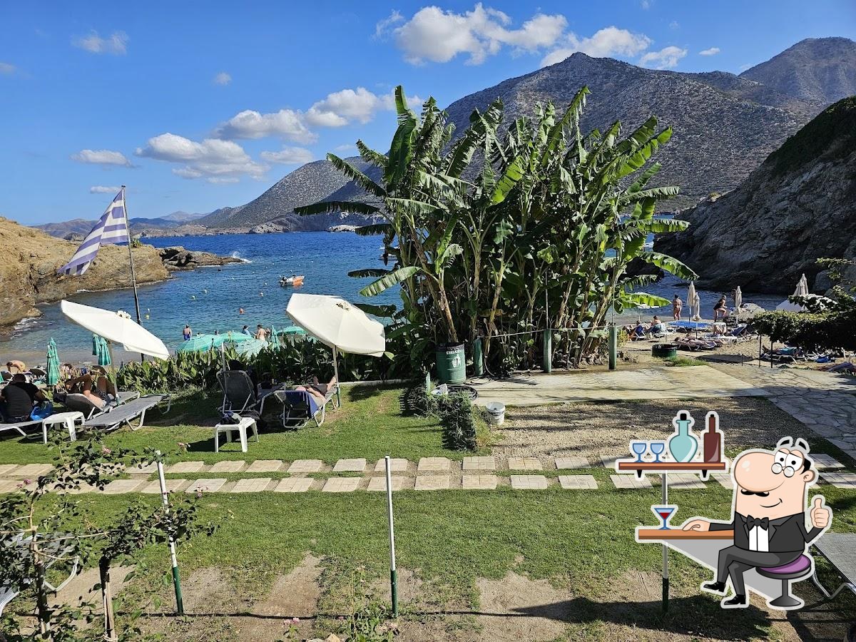 Посмотрите на внутренний интерьер "Ligo Vouno Ligo Thalassa Taverna Restaurant".