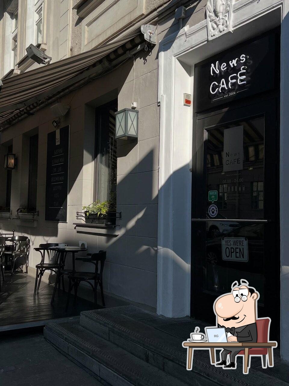 Посмотрите на внутренний интерьер "News Cafe".
