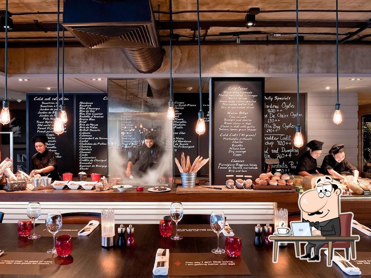 Посмотрите на внутренний интерьер "Scarlett Wine Bar & Restaurant".