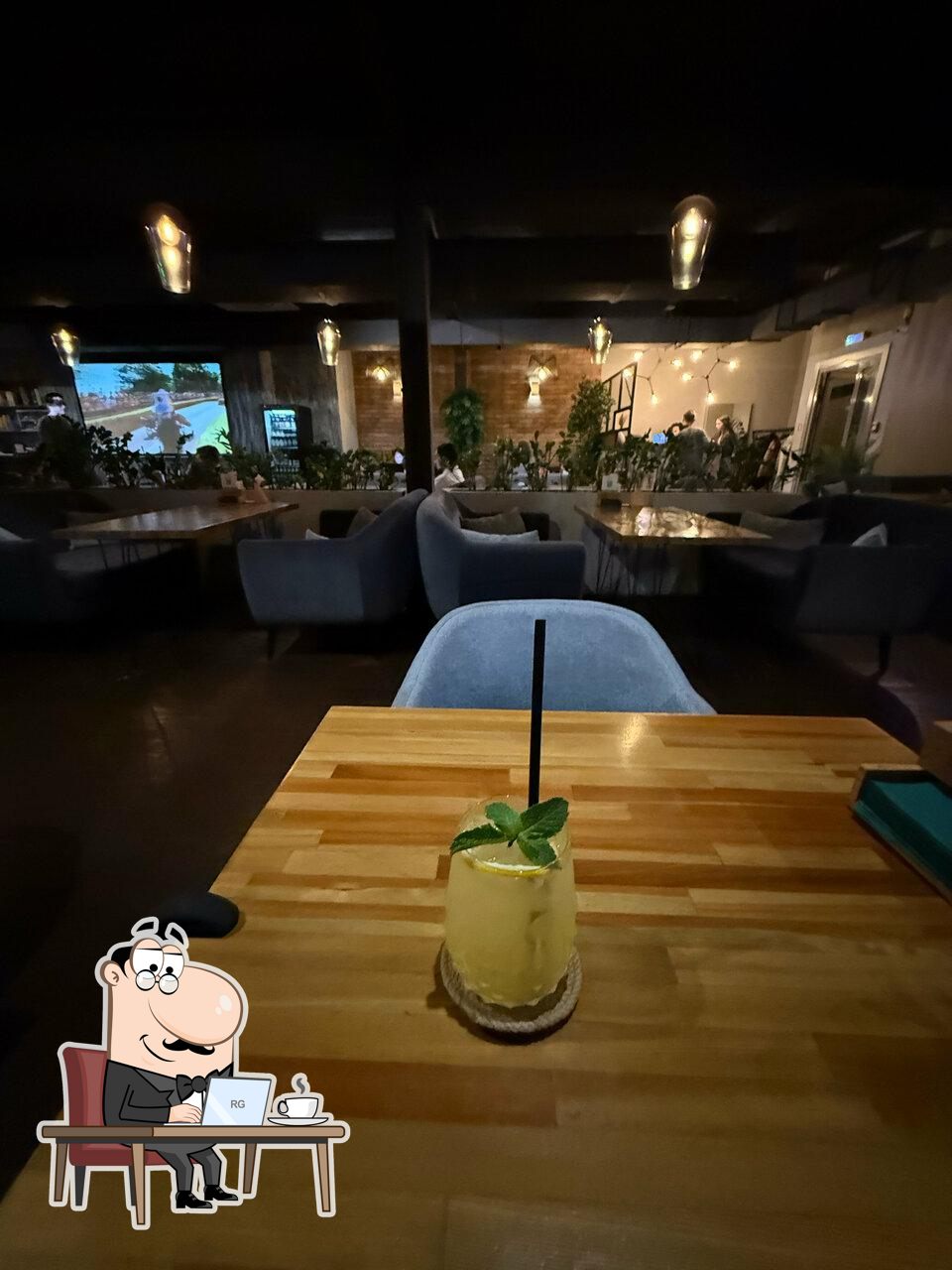Посмотрите на внутренний интерьер "Библиотека Shisha Lounge".