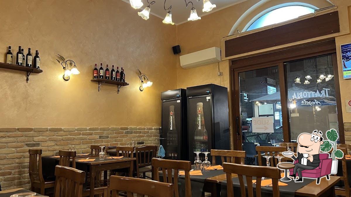 Посмотрите на внутренний интерьер "Trattoria Angelo".