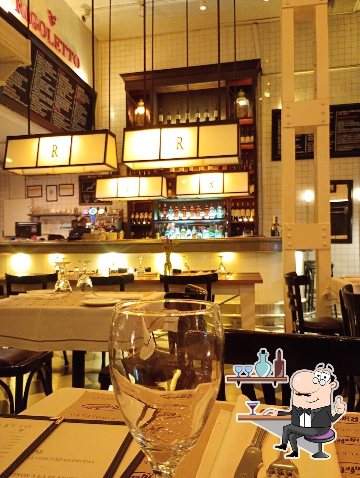 Посмотрите на внутренний интерьер "Rigoletto Restaurant".