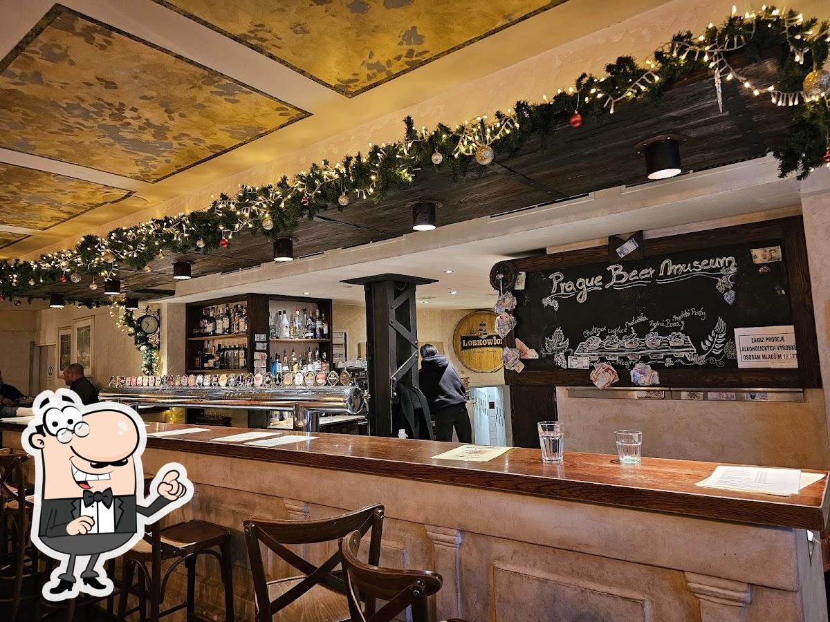 Посмотрите на внутренний интерьер "Prague Beer House".