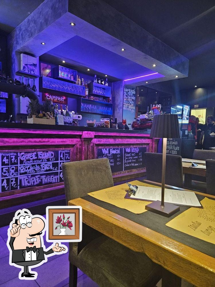 Интерьер "Lee Cooper's Pub".