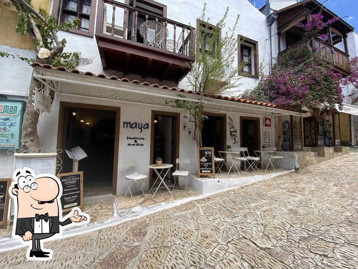 Посмотрите на внутренний интерьер "Maya Steak House".