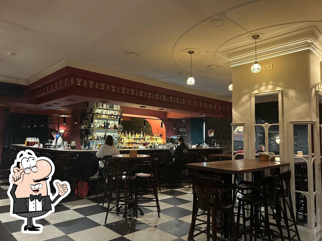 Посмотрите на внутренний интерьер "Gatsby's bar and grill".