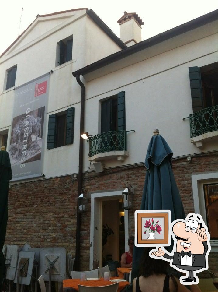 Посмотрите на внутренний интерьер "B Restaurant alla Vecchia Pescheria".