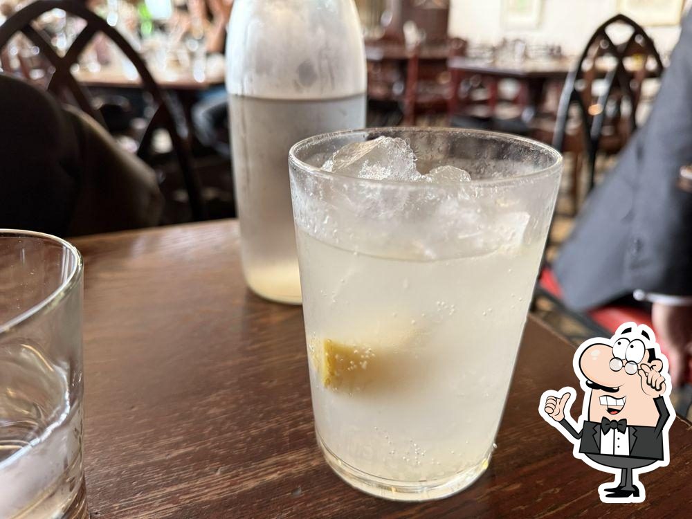 Забронируйте столик в "Café La Bohème Shinjuku Gyoen".