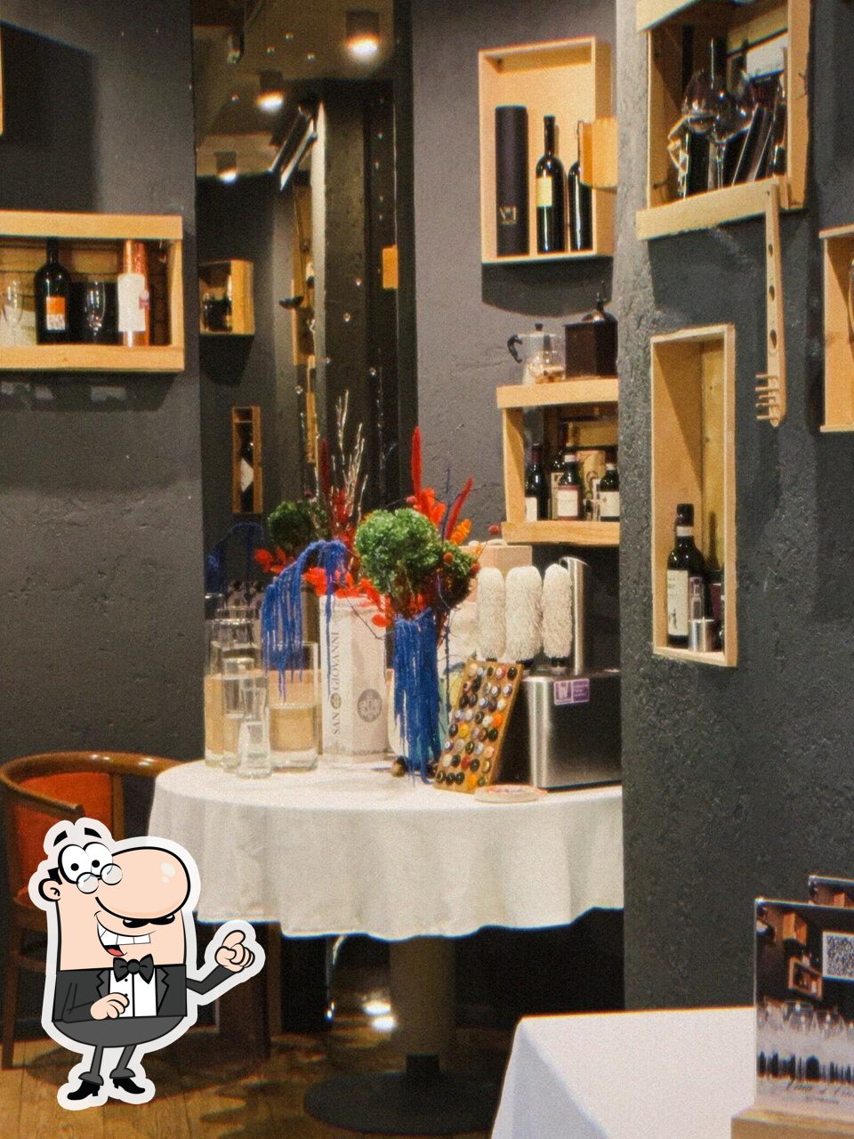 Посмотрите на внутренний интерьер "Vino di Vino".