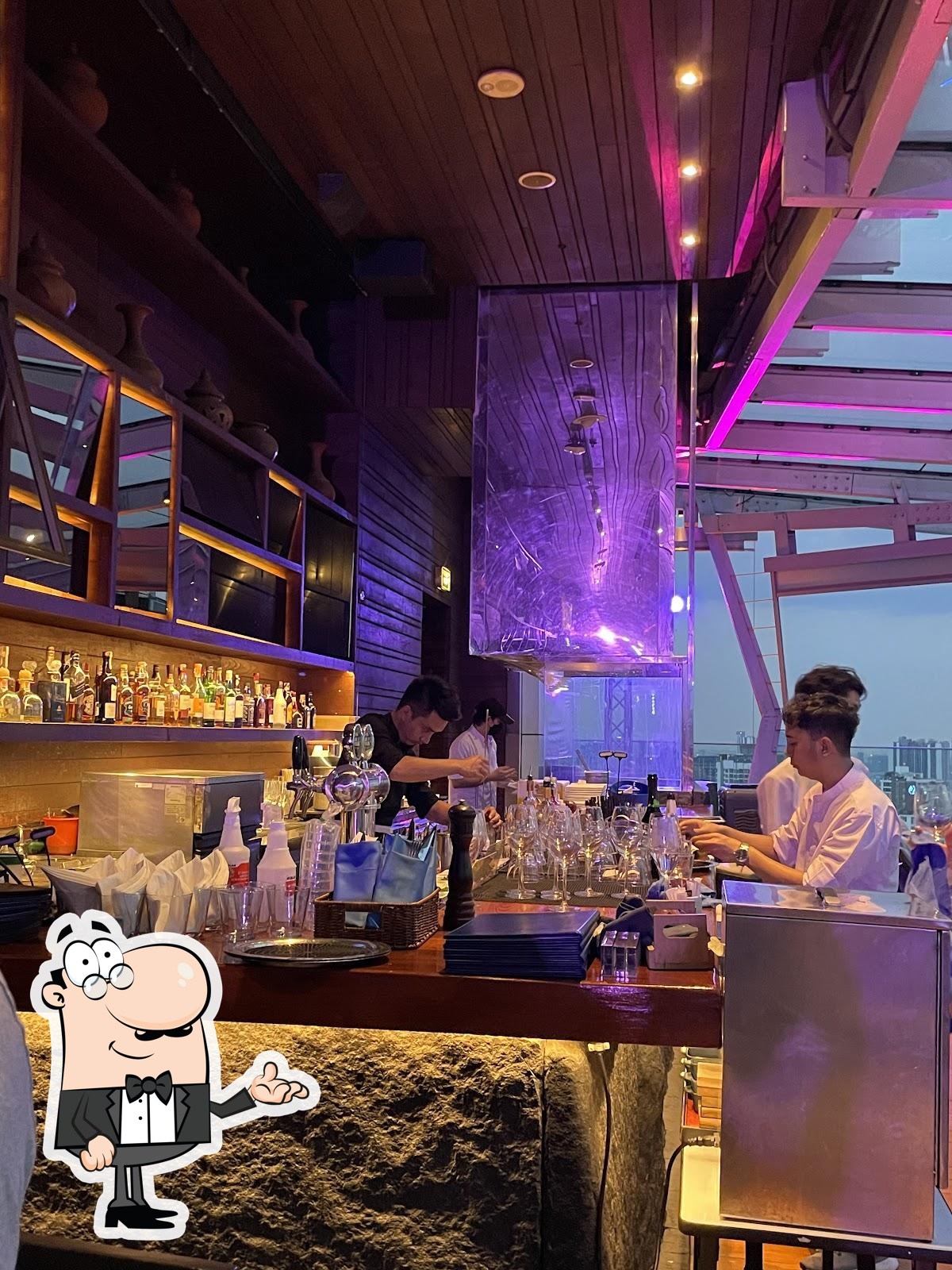 Посмотрите на внутренний интерьер "Octave Rooftop Lounge & Bar".