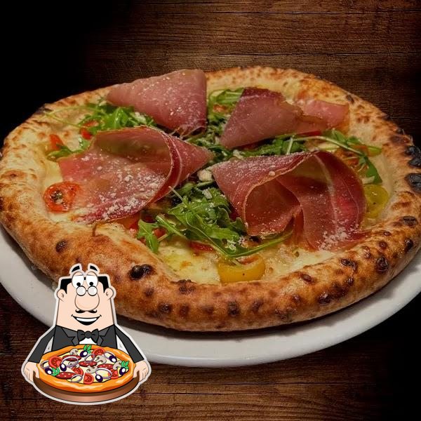 Попробуйте пиццу в "Goodfellas Wood Oven Pizza".