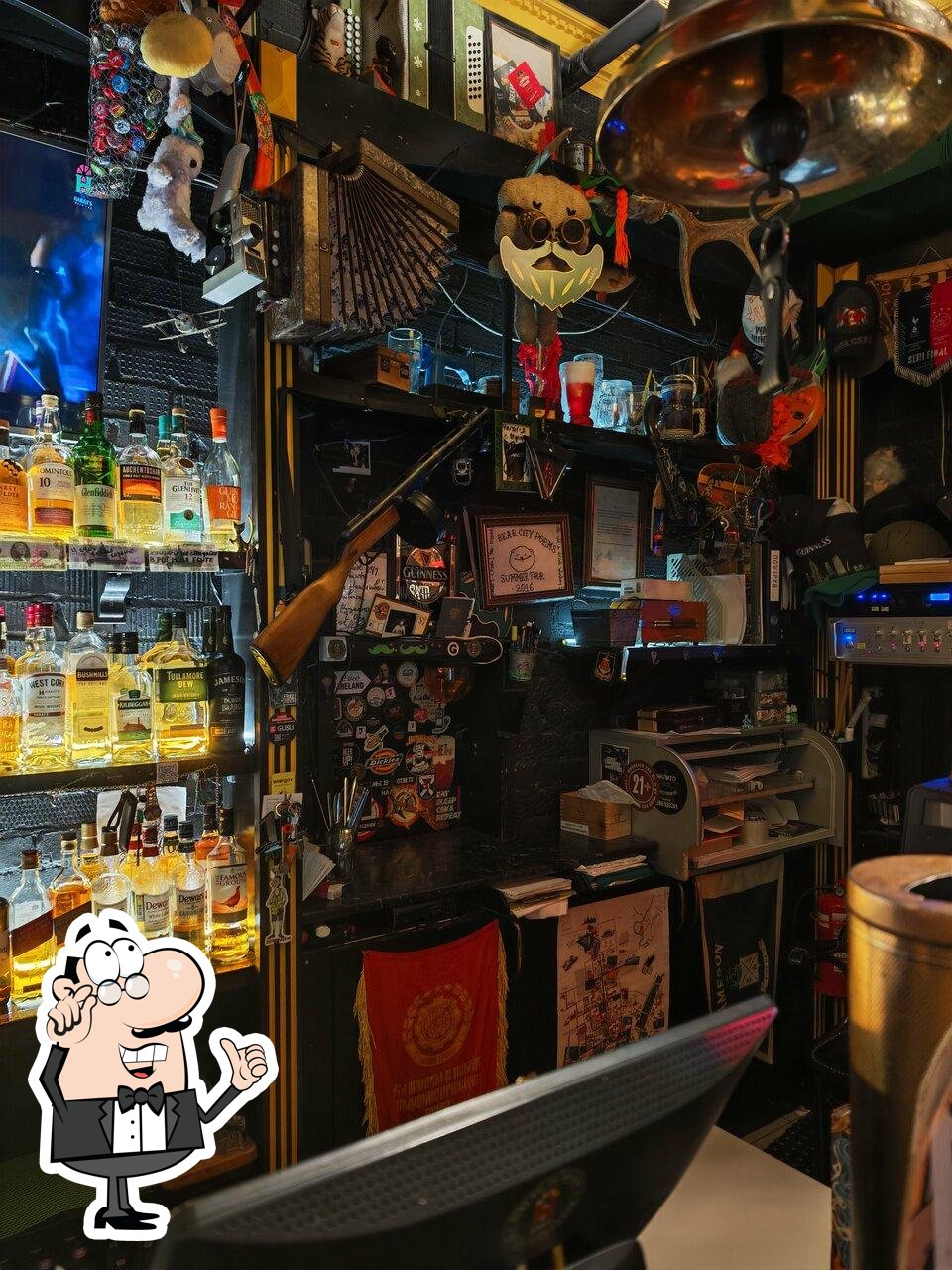 Забронируйте столик в "Harat’s Pub".
