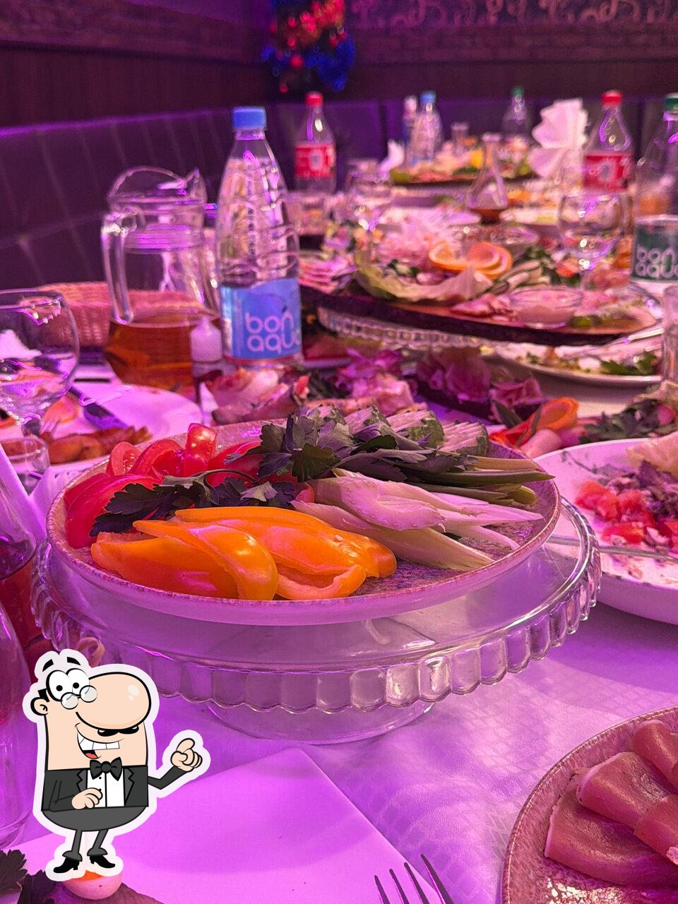 Забронируйте столик в "кафе Неаполь".