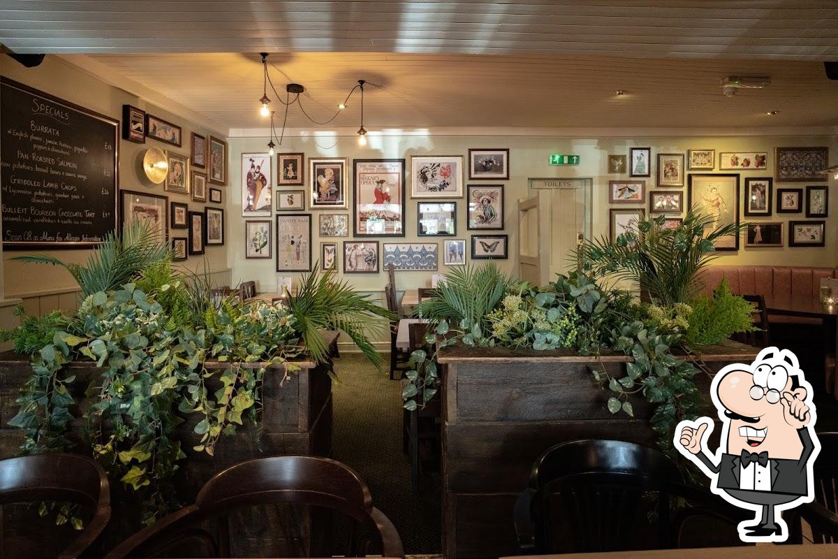 Забронируйте столик в "The Hereford Arms".