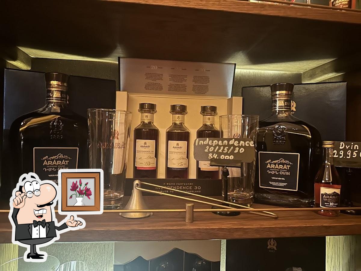 Забронируйте столик в "Bar Phoenix".