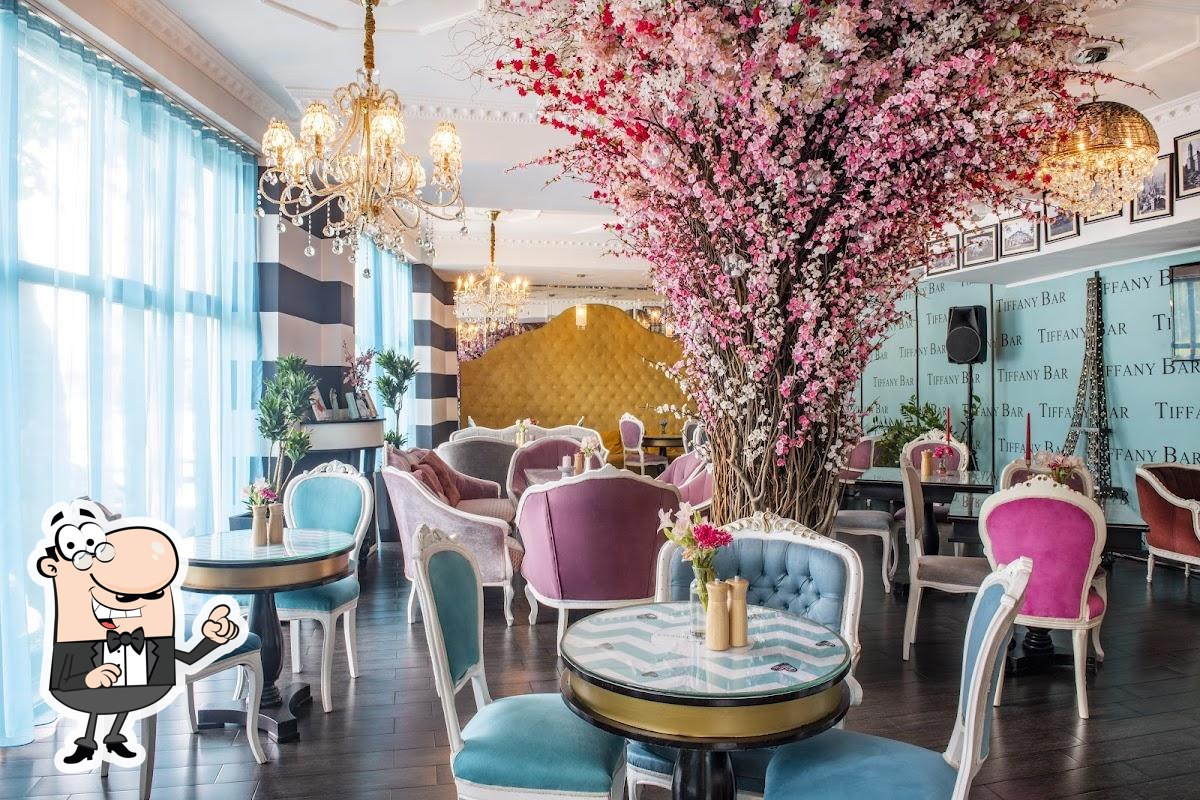 Посмотрите на внутренний интерьер "Tiffany Bar & Terrace".