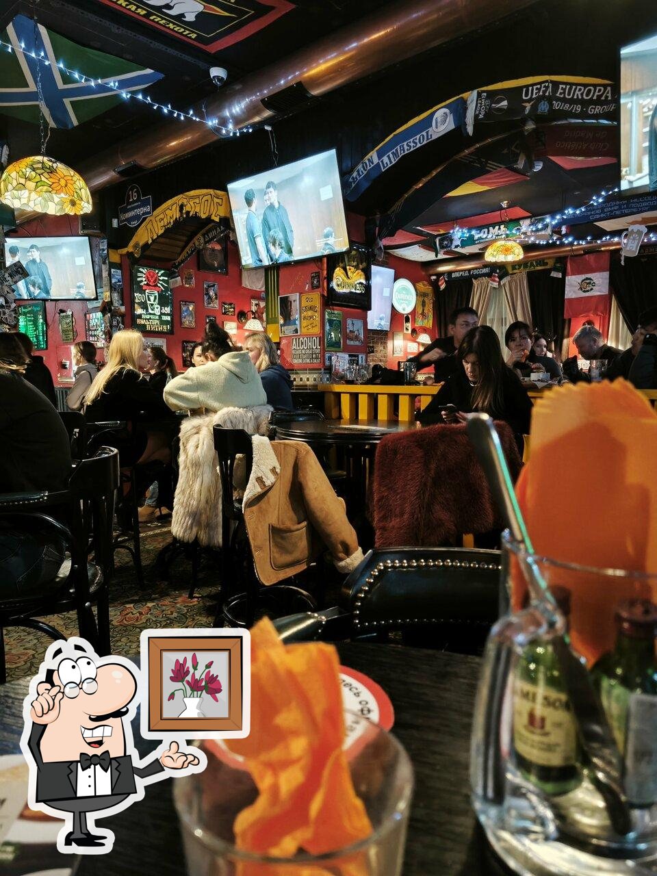 Посмотрите на внутренний интерьер "Harat’s pub".