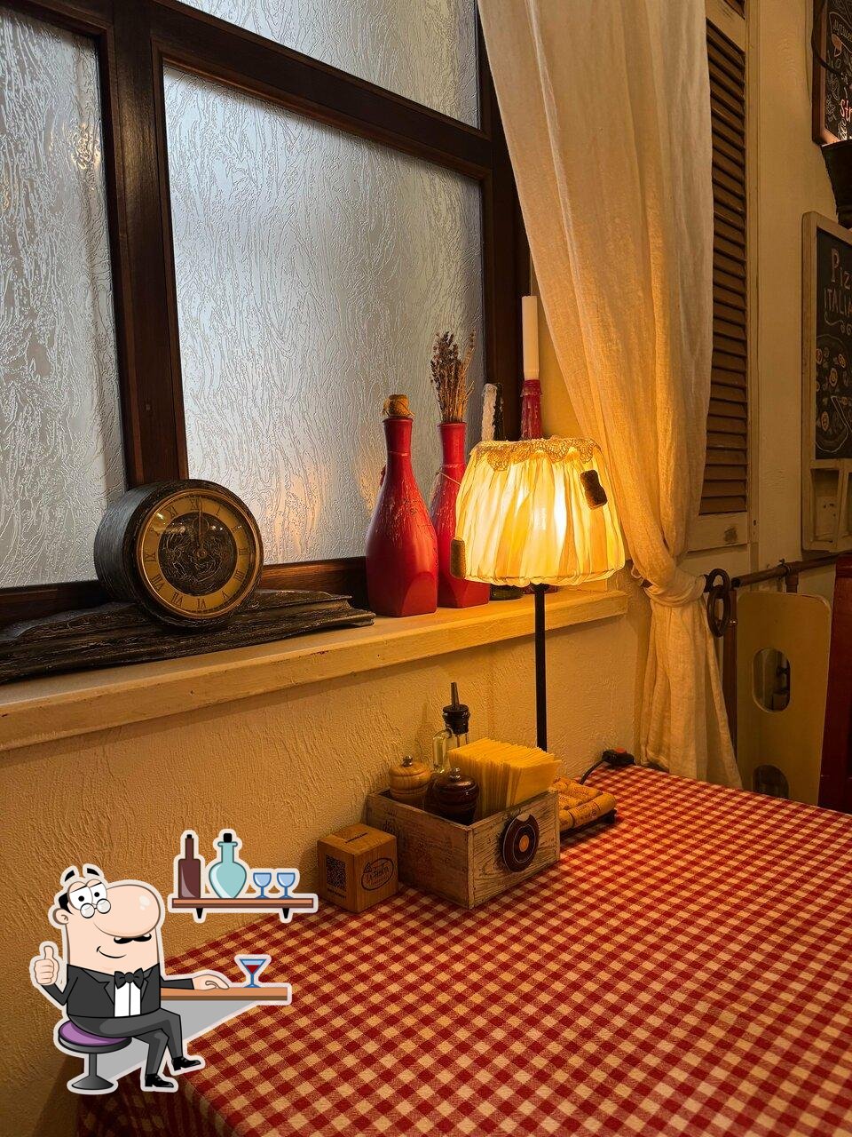 Посмотрите на внутренний интерьер "Trattoria La Trenta".