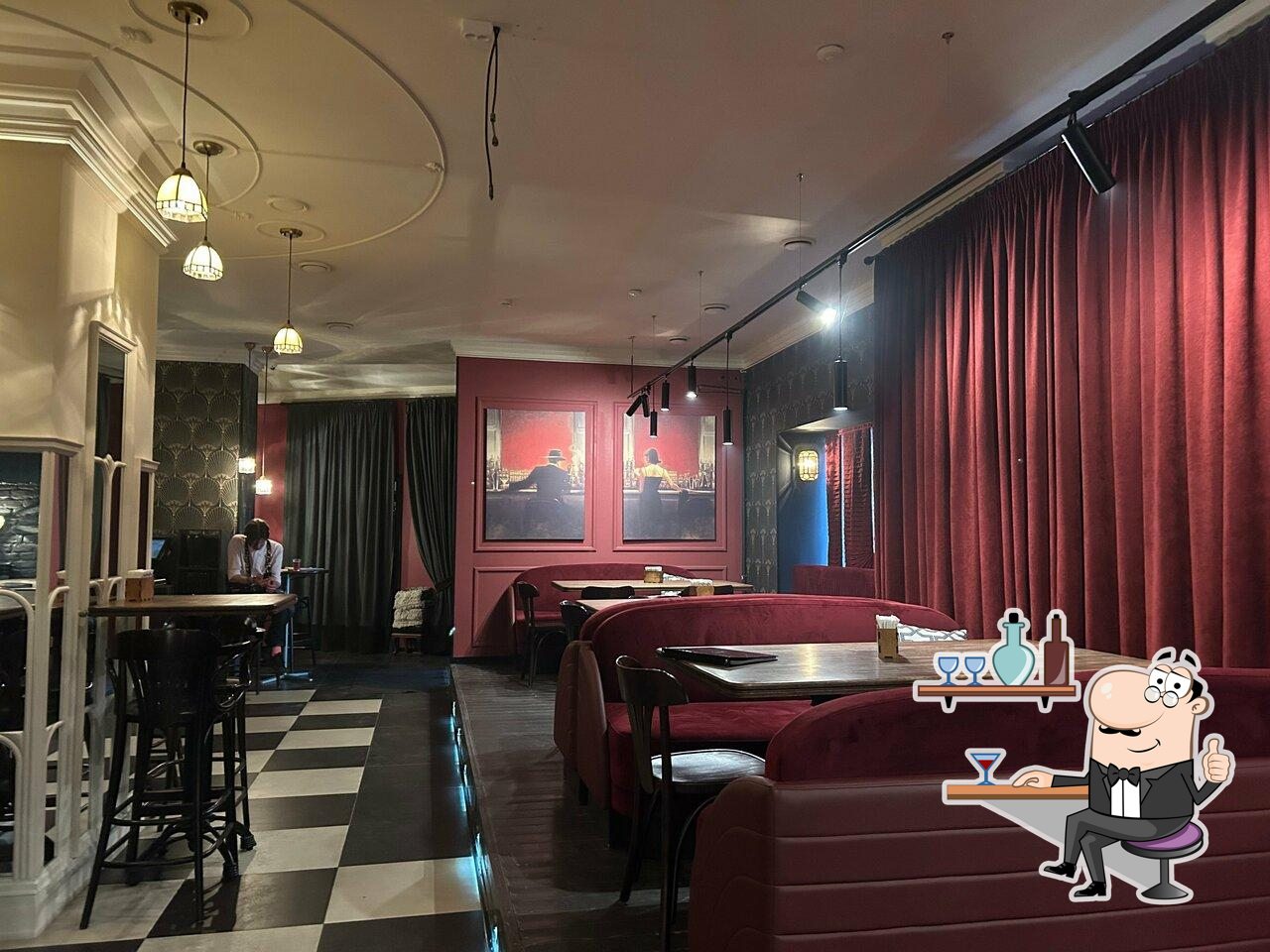 Посмотрите на внутренний интерьер "Gatsby's bar and grill".
