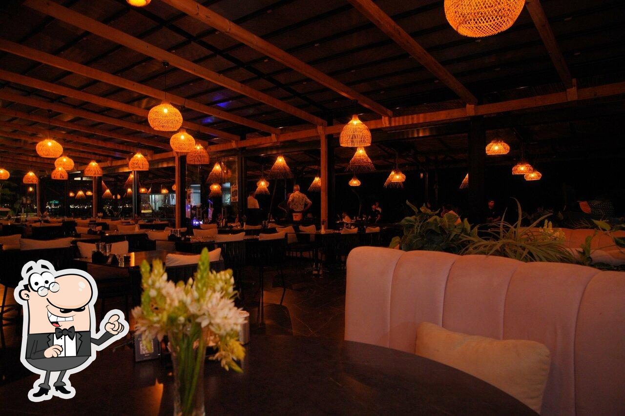 Забронируйте столик в "Flamingos Beach Club".