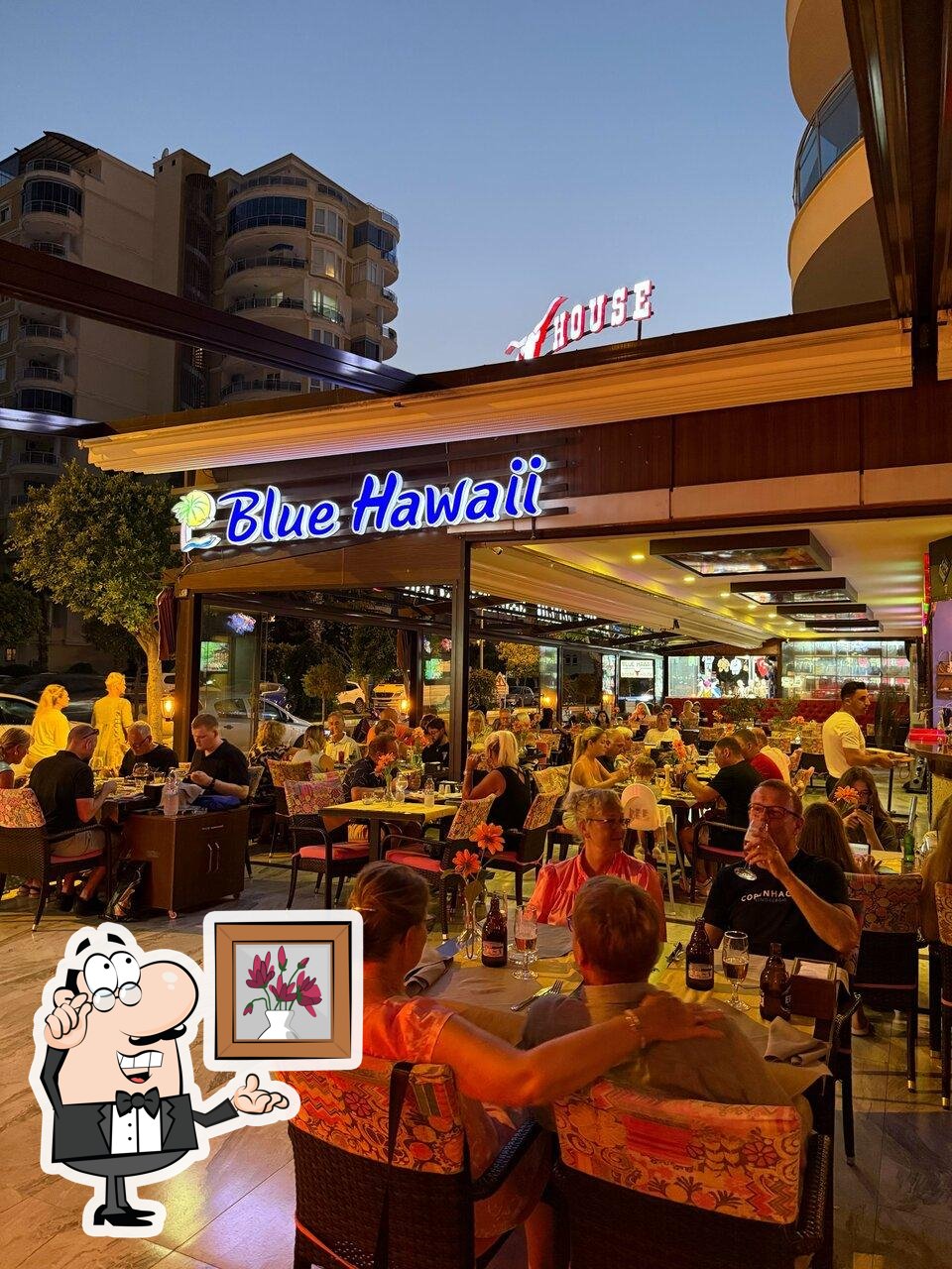 Посмотрите на внутренний интерьер "Blue Hawaii Restaurant Steak House &Bar".