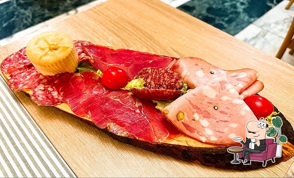 Посмотрите на внутренний интерьер "Ristorante Steakhouse Auditore".