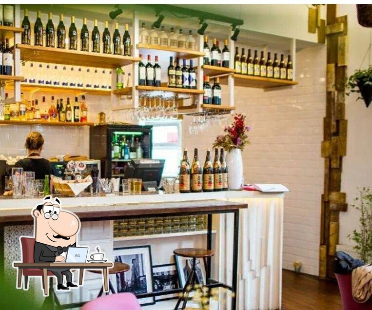 Забронируйте столик в "Корнер".