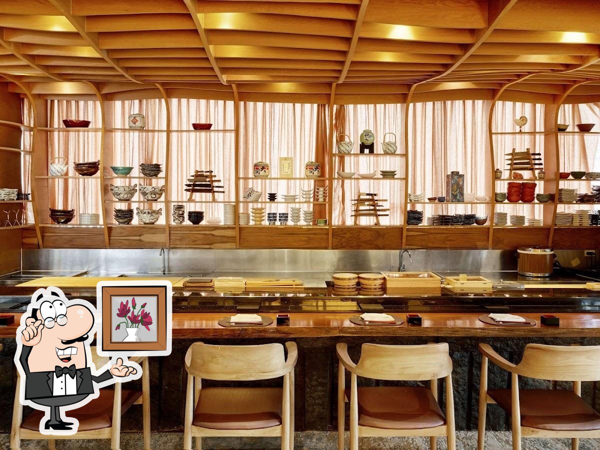 Посмотрите на внутренний интерьер "YTSB - Yellow Tail Sushi Bar".