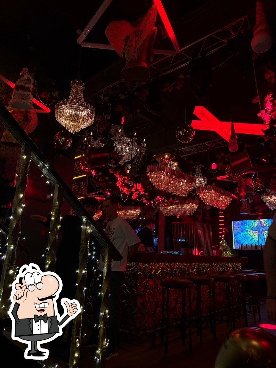 Забронируйте столик в "Homies Bar".
