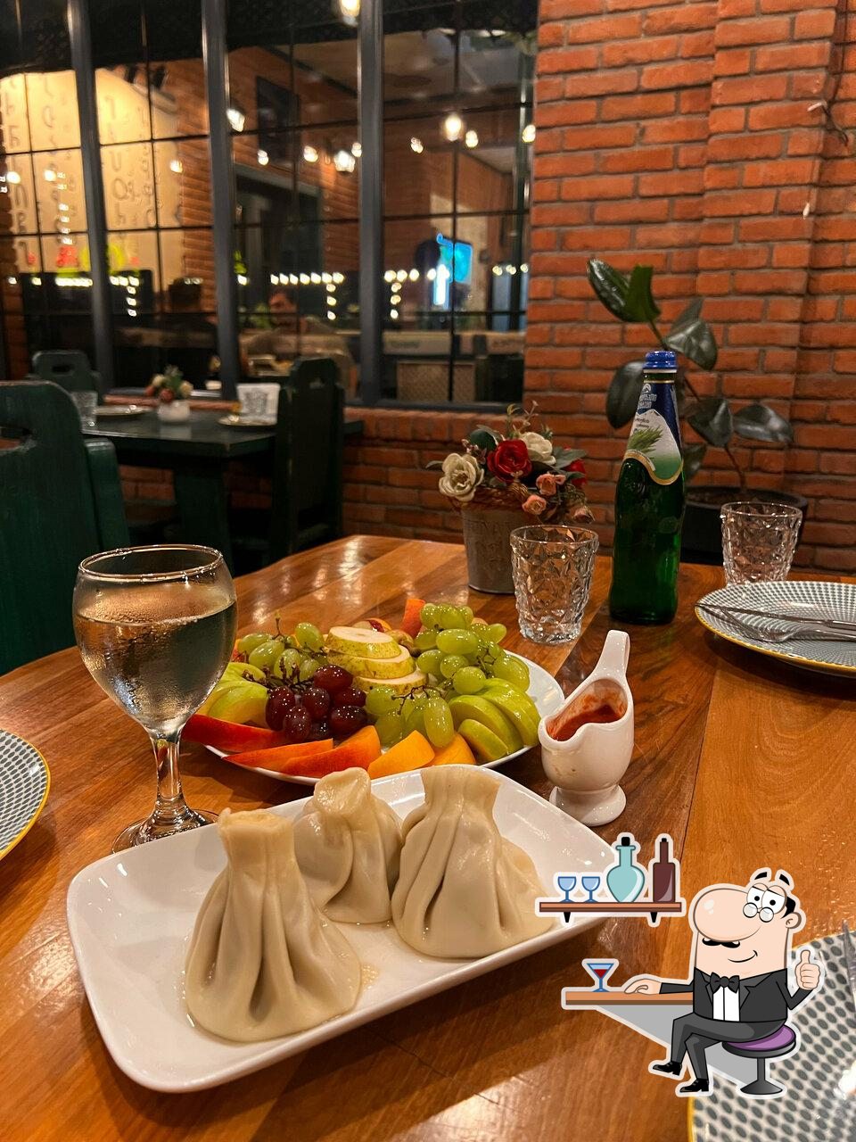 Посмотрите на внутренний интерьер "Terrace Tvishi".