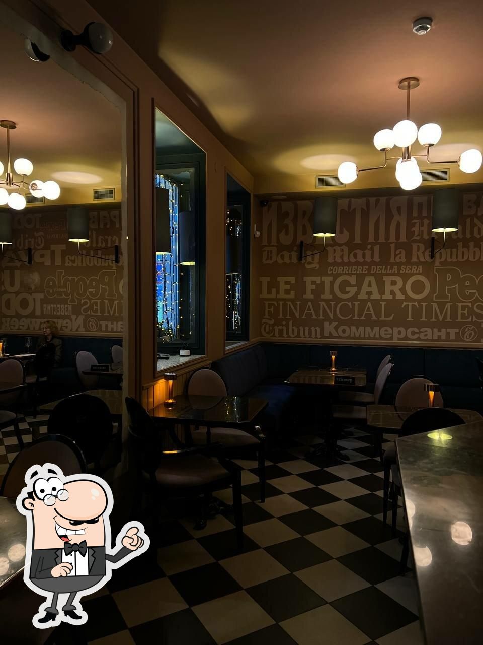 Посмотрите на внутренний интерьер "News Cafe".