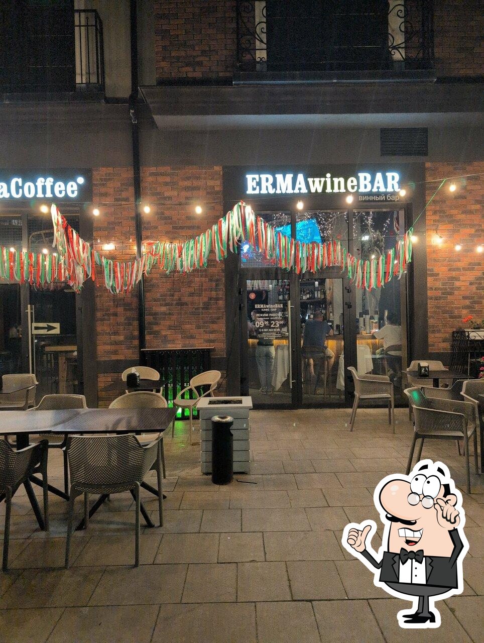Посмотрите на внутренний интерьер "ErmaWineBar".