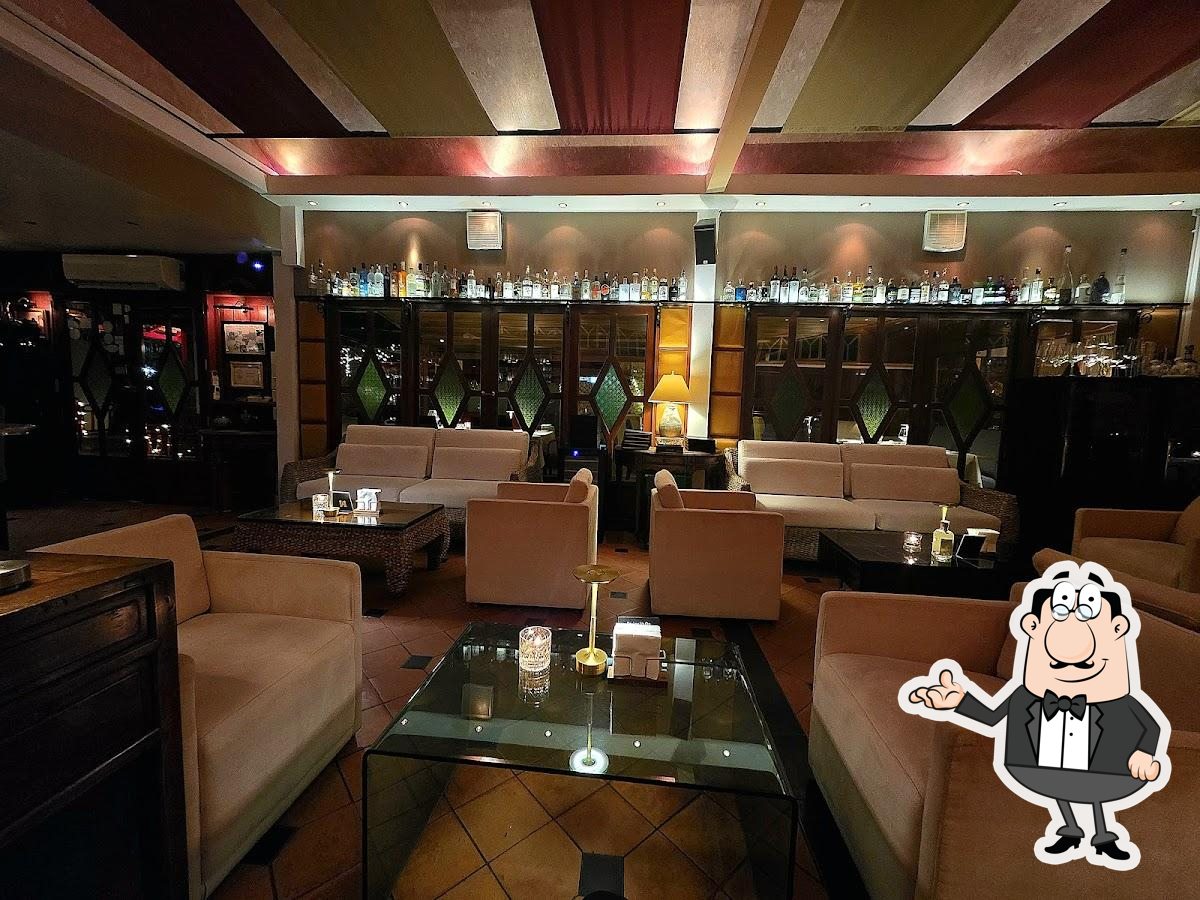Интерьер "Cafe des Amis Fine Dining".