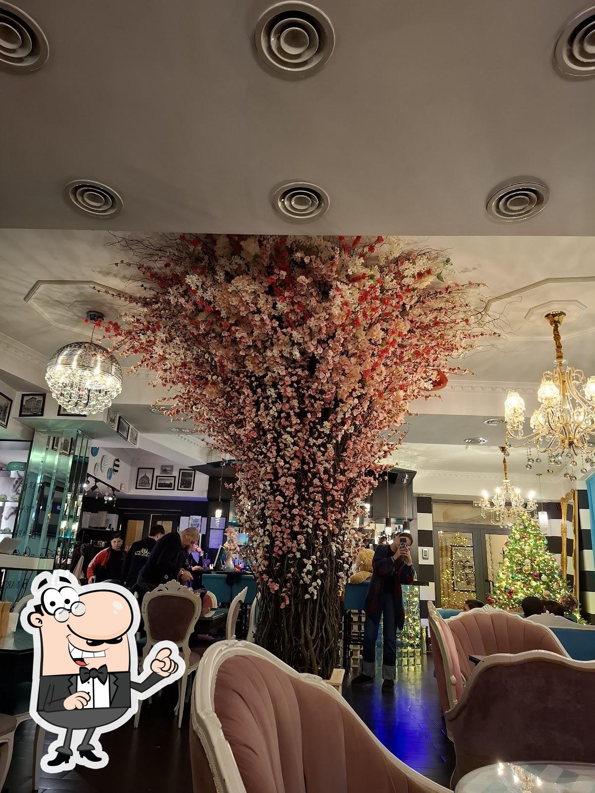 Посмотрите на внутренний интерьер "Tiffany Bar & Terrace".