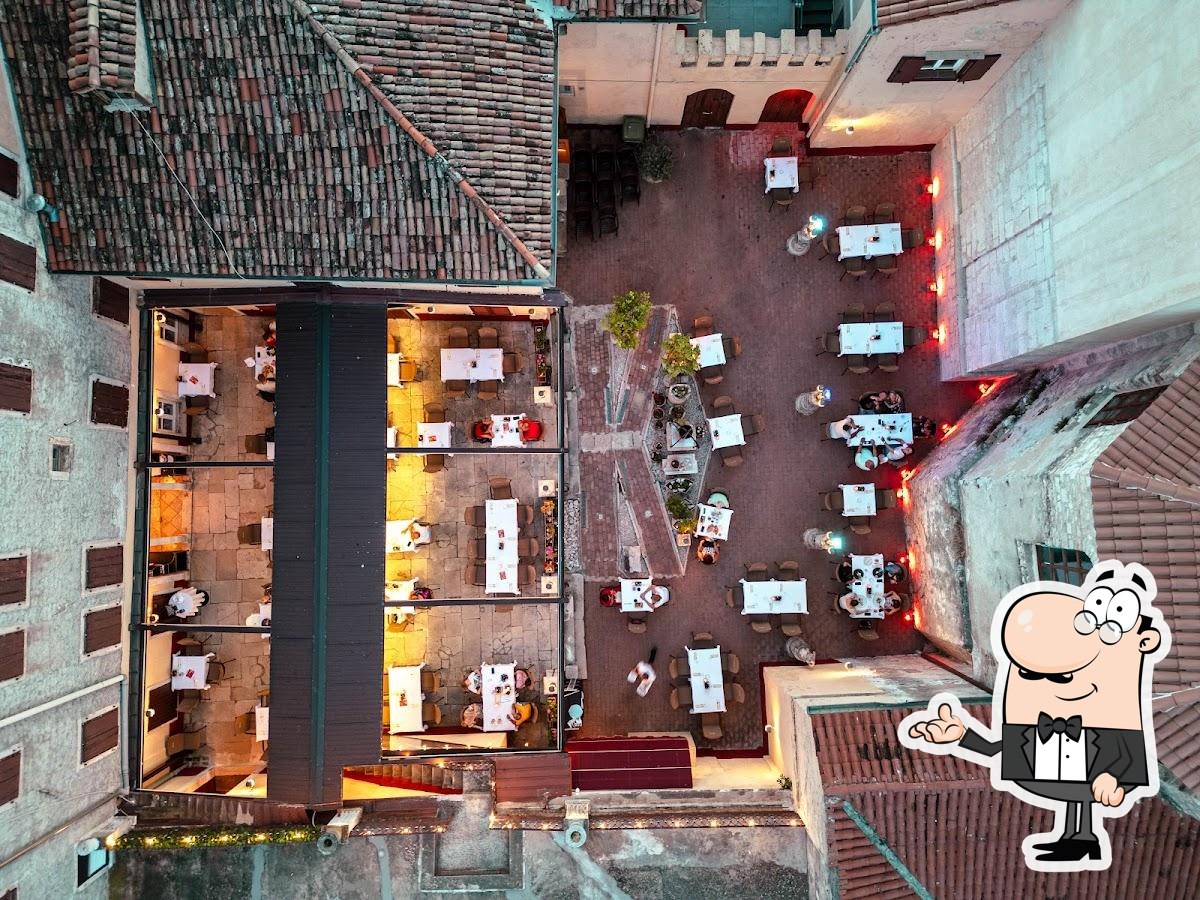 Посмотрите на внутренний интерьер "Restaurant Marconi".