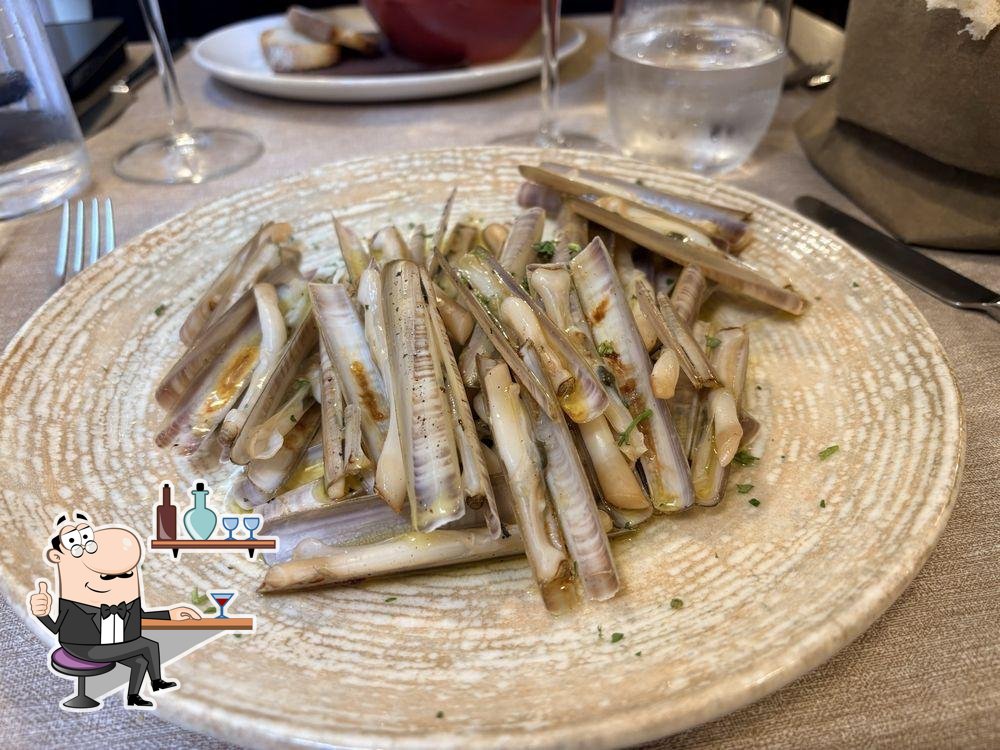 Посмотрите на внутренний интерьер "Osteria alle Testiere".