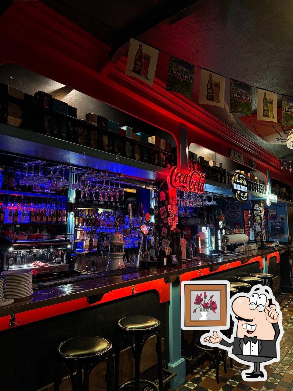 Посмотрите на внутренний интерьер "Harat’s pub".